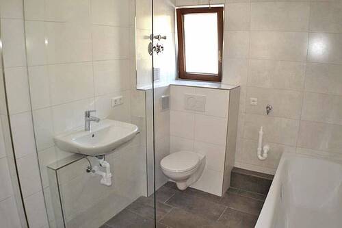 Tageslichtbad mit Wanne u. Dusche - 