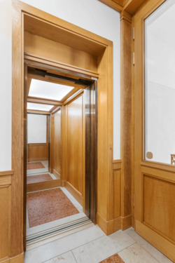 Aufzug im Mezzanin - Elevator at Mezzanine Floor - 4 Zimmer Büro in Berlin