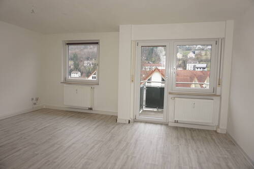 Wohnzimmer - 3 Zimmerwohnung mit Balkon im 3. OG in Schramberg-Tal