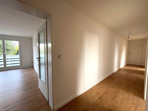 Flur: Blick Richtg. Wohnungseingang.JPG - 