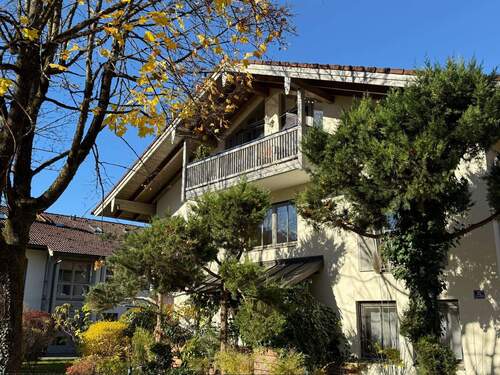 Hausansicht - Sonnige 2-Zimmer-Wohnung mit großem Balkon und herrlichem Bergblick