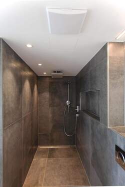 ... mit großer bodentiefer Dusche - 