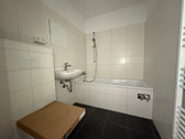 Badezimmer mit Wanne - Etagenwohnung mit 68,90 m&sup2; in Chemnitz zur Miete
