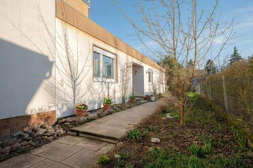 Zugang zur ELW - *** Großfamilien aufgepasst! - Sehr großes Ein- bis Zweifamilienhaus auf 450 m² Grund ***