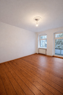 Wohnzimmer - Großzügiger 2-Zimmer-Altbau im 1.OG mit Balkon & Tageslichtbad in gefragter Schöneberger Kiezlage