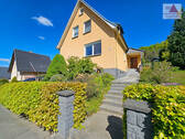 Straßenansicht - Wohnen mit Blick auf Aue - Einfamilienhaus mit Garage und Terrasse am Zeller Berg