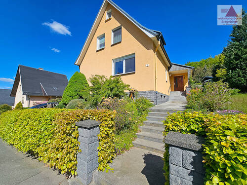 Straßenansicht - Wohnen mit Blick auf Aue - Einfamilienhaus mit Garage und Terrasse am Zeller Berg