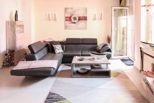 Wohnzimmer - 8 Zimmer Doppelhaushälfte zum Kaufen in Duisburg