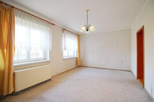 großzügiges Wohnzimmer - 4 Zimmer Doppelhaushälfte zum Kaufen in Saal