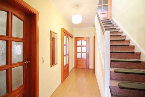 Flur mit Zugang OG - 4 Zimmer Doppelhaushälfte in Saal