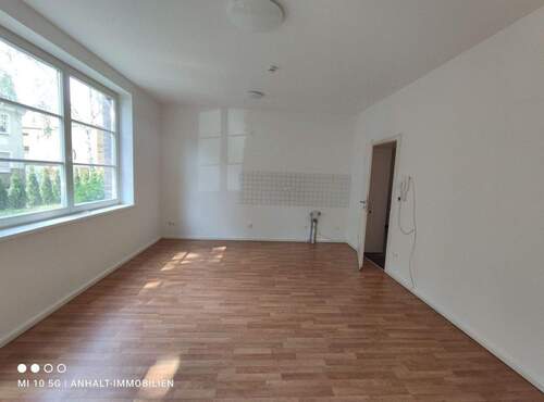 Wohnzimmer mit offener Küche - 