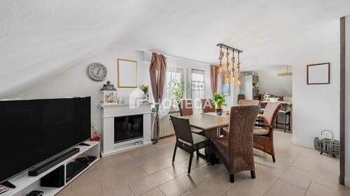 Wohnzimmer 1 - Helle 4-Zimmer-Wohnung mit Süd-Balkon, offener Küche und ca. 100 Quadratmetern Wohnfläche