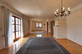 Wohnzimmer - 7 Zimmer Einfamilienhaus in Treuchtlingen