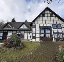 Liebhaberobjekt mit Einliegerwohnung und Panoramablick über Oesdorf! - Marsberg / Oesdorf