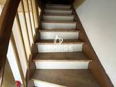 ...die feste Holztreppe führt in den Dachboden... - 