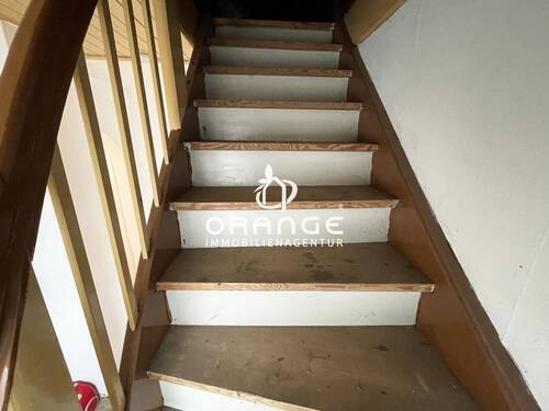...die feste Holztreppe führt in den Dachboden... - 