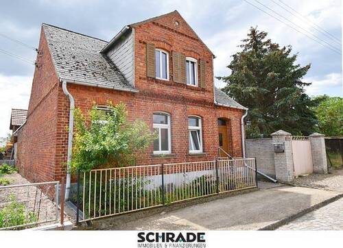 Eingang und Zufahrt von der Straße - Vor den Toren Stendals... - 80.000,00 EUR Kaufpreis, ca.  101,00 m² Wohnfläche