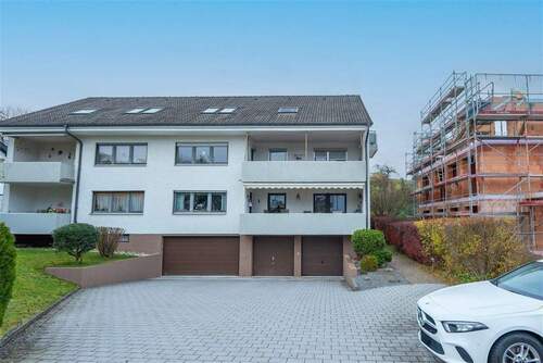 Außenansicht - Charmante Dachgeschosswohnung mit Loggia und Weitblick ins Grüne