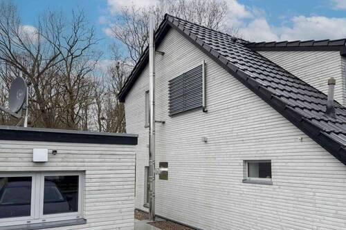 Seitenansicht mit Nebengebäude - 