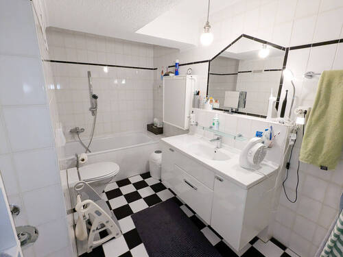 Badezimmer im Obergeschoss - Etagenwohnung mit 124,50 m&sup2; in Grevenbroich zum Kaufen