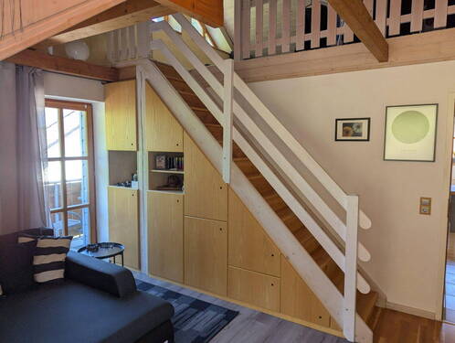 Wohnzimmer mit Galerie - Helle Dachgeschosswohnung mit Garten und Doppelcarport - Ohne Maklerprovision!