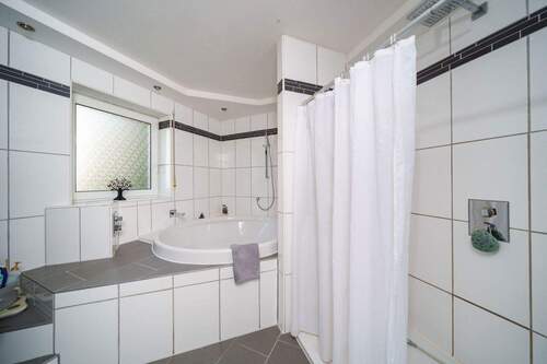 2.OG: Dusche und Rundwanne - 