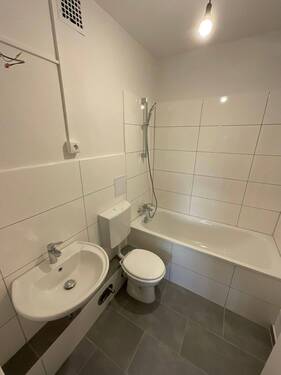 Bad mit Badewanne - 