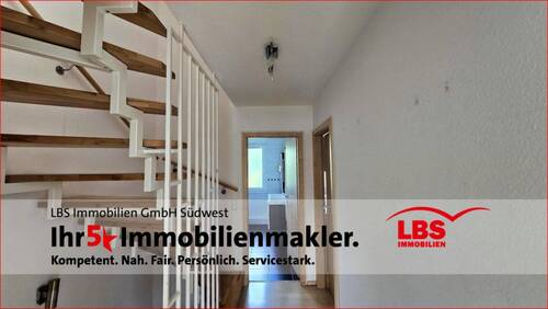 Diele OG und Treppe ins DG - 