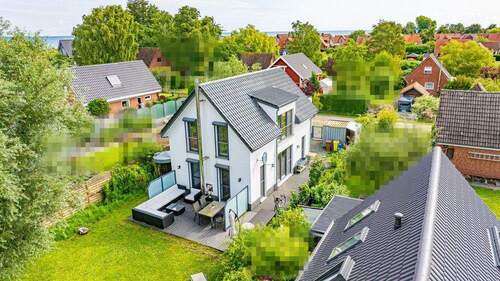 Gartenansicht - Modernes Wochenendhaus nur einen Steinwurf vom Strand entfernt
