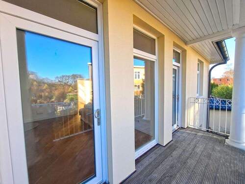 Balkon und Hauseingang - 