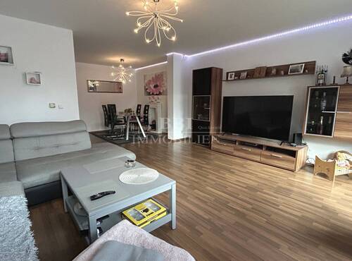 Wohnzimmer mit offenem Essbereich - 