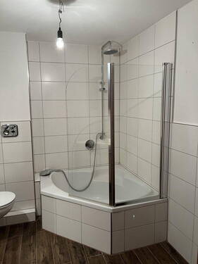Eckbadewanne und Dusche - 