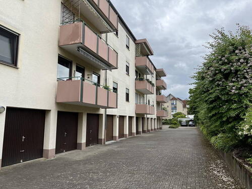 Hinterhof mit Garagen - 