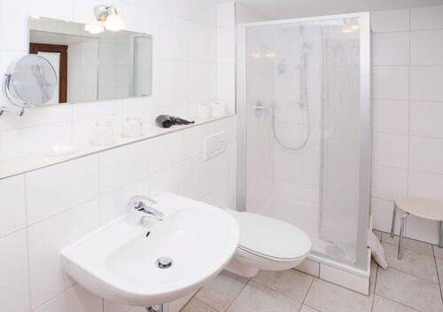 Badezimmer - 1 Zimmer Mehrfamilienhaus, Wohnhaus in Oberammergau