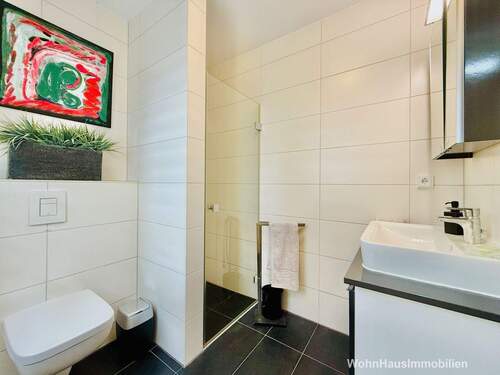 Bad mit Dusche im Erdgeschoss - 