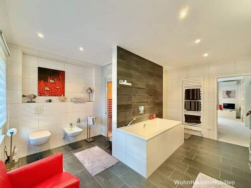 Bad mit Wanne und Dusche - 