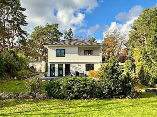 Blick über den Garten zum Haus - Traumhaus mit wunderbarem Garten: Sie können einfach einziehen