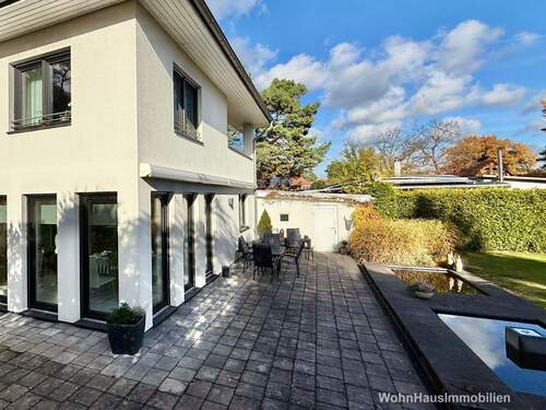 Großzügiger Terrassenbereich - 