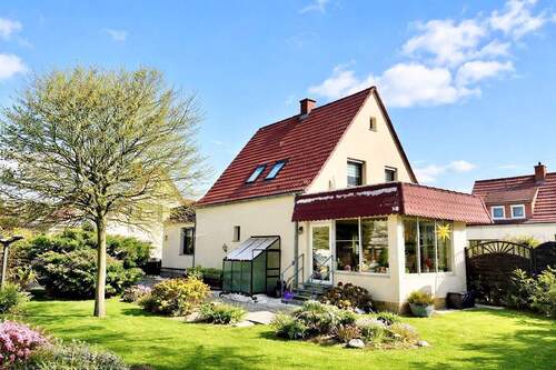 Hausansicht im Sommer (KI generiert) - 