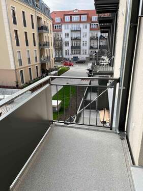 Balkonbeispiel einer Vergleichswohnung im Gebäude - 2 Zimmer Etagenwohnung zur Miete in Dresden
