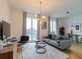 Wohnzimmer - 2 Balkone, TG & Aufzug: Lichtdurchflutete Neubauwohnung mit Südausrichtung im Nollendorfkiez