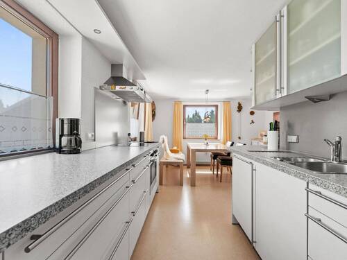 Zeitlose Einbauküche mit allen Gerätschaften - 