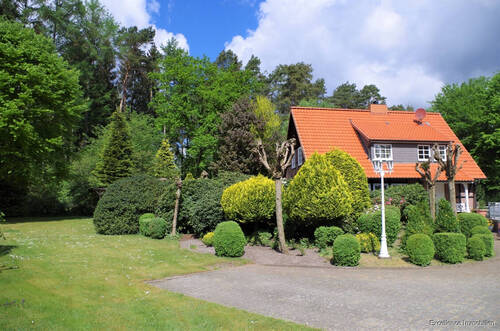 Hausansicht und Gästeparkplatz - 