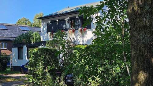 Haus vorne - 7 Zimmer Einfamilienhaus in Hamburg