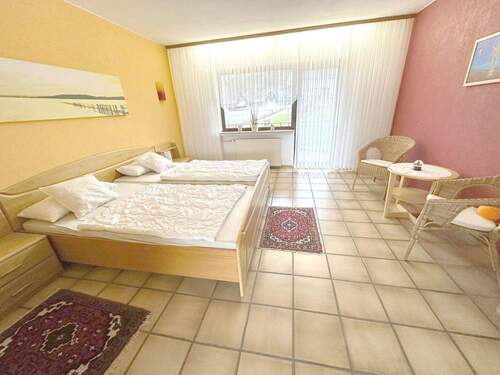 Wohnbereich/ Schlafzimmer mit Balkon - 3 Zimmer Etagenwohnung in Gusterath