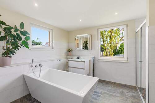 Masterbad mit Badewanne - 7 Zimmer Mehrfamilienhaus, Wohnhaus in Pirna