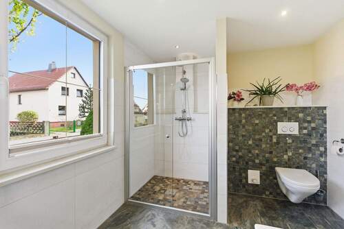 Masterbad mit großer Dusche - Mehrfamilienhaus, Wohnhaus mit 140,00 m² in Pirna zum Kaufen