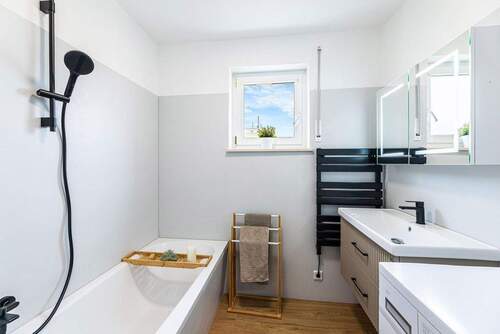 Tageslichtbad mit Badewanne - 