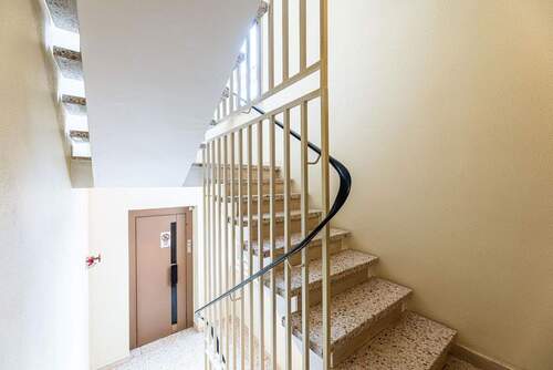 Treppenhaus mit Aufzug - 