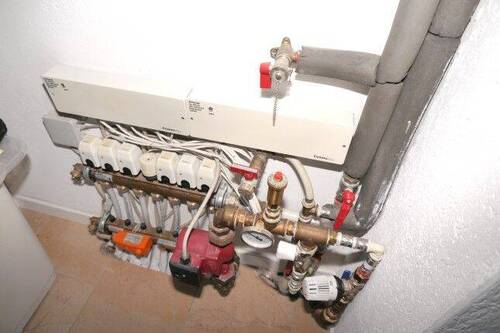 Fußbodenheizung Verteilung.jpg - 